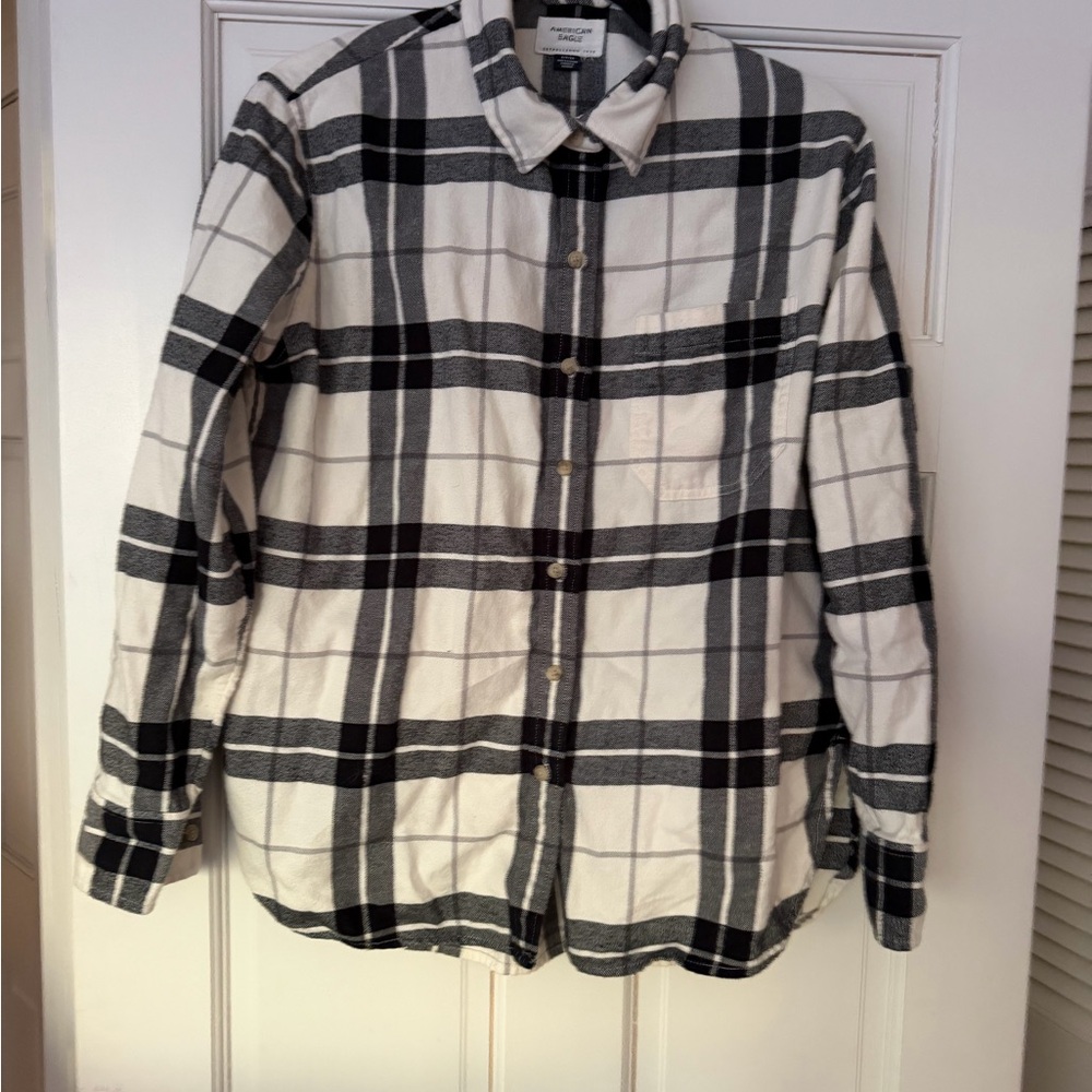 American Eagle Black and White Plaid Button-Up Shirt Small
